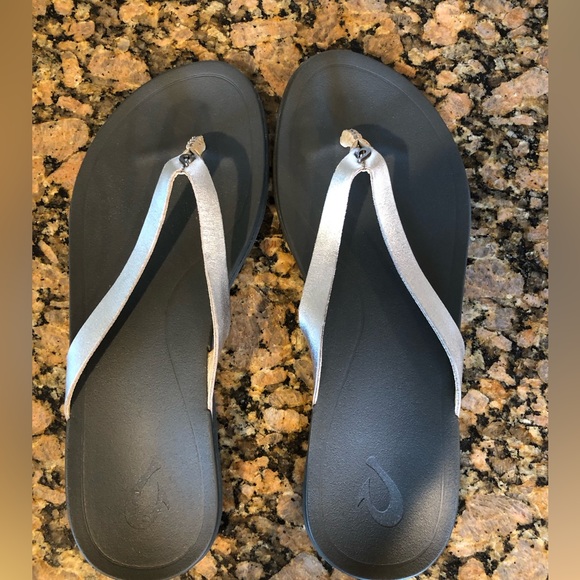 OluKai flip flops metallic leather and molded foot bed. 🐳🌞🩴👙🕶️🌴 - Picture 1 of 4